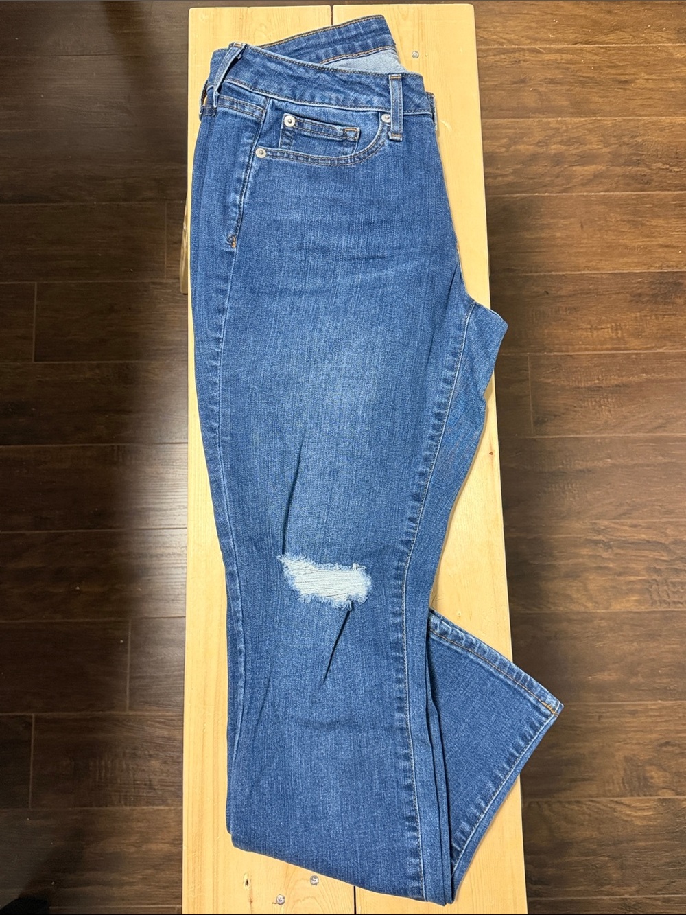 GAP Skinny Jeans in Medium Blue with Distressed Knees - Picture 2 of 6